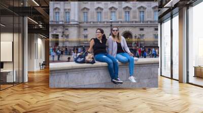 Relaxing in the city of London - two girls on sightseeing Wall mural