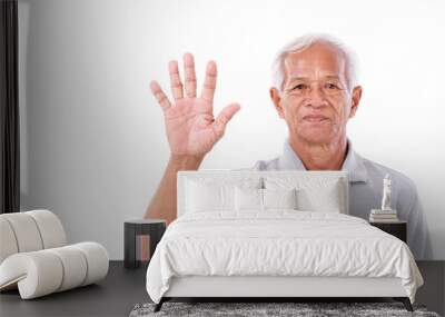 old man raising 5 fingers or his palm Wall mural