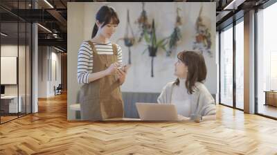 カフェ店員に注文をする女性	 Wall mural