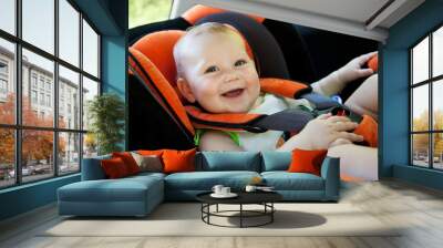 baby smile in car Wall mural