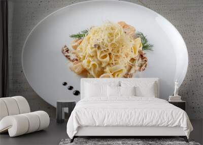 A plate of delicious shrimp alfredo with garlic and cream sauce over pasta. Wall mural