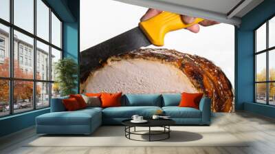  Mano con un coltello giallo taglia una fetta di roast-beef poggiato su un tavolo Wall mural