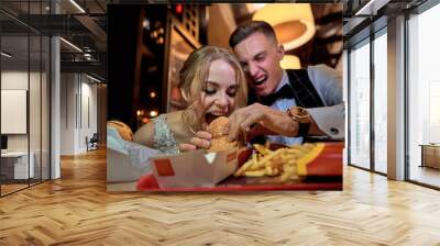 couple eating burgers Wall mural