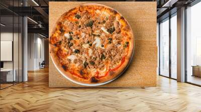 pizza tonno e cipolla: this traditional pizza variety is topped with tomato sauce, mozzarella, tuna Wall mural