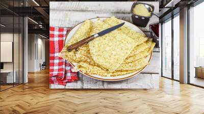 crêpes bretonnes dans une assiette sur une table en bois Wall mural