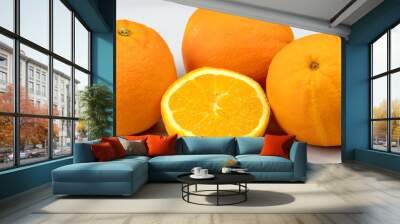 plusieurs oranges fraiches, en gros plan, sur une table Wall mural