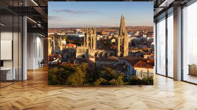 Vista panorámica de la ciudad de Burgos y su catedral al atardecer. España Wall mural