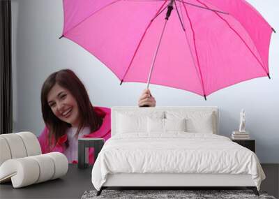 ragazza con ombrello fuxia Wall mural