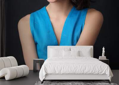 Sguardo di ragazza con vestito blu Wall mural