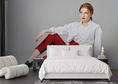 blouse and red pants Wall mural