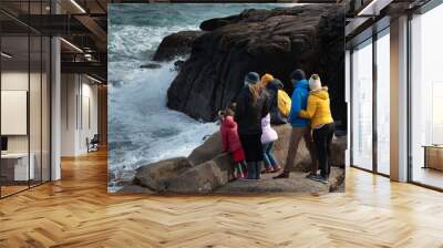 Des promeneurs qui regardent la mer cur la côte Bretonne - France Wall mural