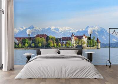 Inselstadt Lindau vor schneebedeckten Bergen im Frühling Wall mural