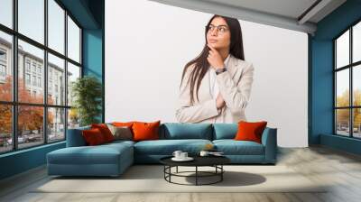 Young business arab woman isolated against a white background looking sideways with doubtful and skeptical expression. Wall mural