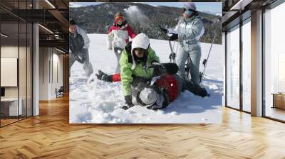 Bataille de boules de neige entre amis Wall mural