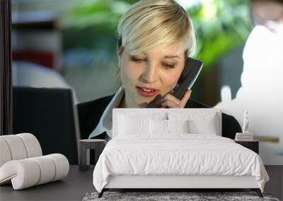 femme au téléphone devant un ordinateur de bureau Wall mural