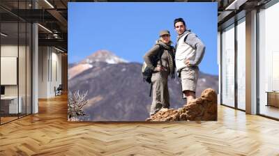 Jeune couple de randonneurs en montagne Wall mural