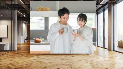 家のダイニングでコーヒーを飲みながらスマホを見る夫婦・カップル
 Wall mural