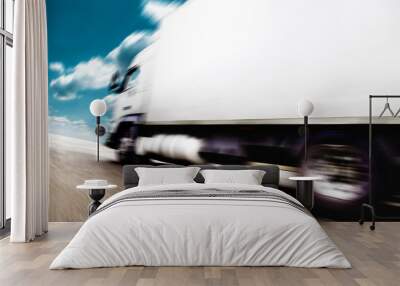 velocidad y transporte.Camion en ruta Wall mural