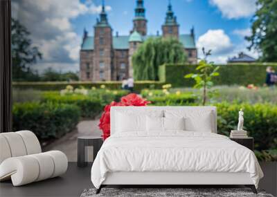 Flor roja con paisaje de fondo castillo de rosenborg en Copenhaguen Wall mural