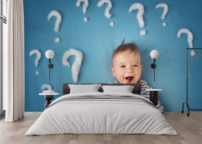 little boy with lots of question marks Wall mural