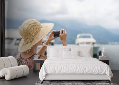 woman with hat take a pictures Wall mural