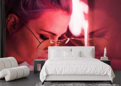 mujer neones rosas gafas de sol Wall mural