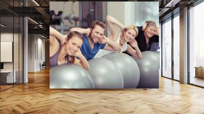 gruppe trainiert zusammen im fitness-raum Wall mural