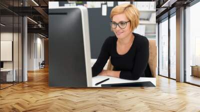 moderne junge frau schaut auf pc-monitor Wall mural