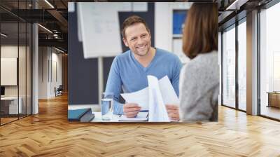 nette kollegen arbeiten zusammen im büro Wall mural