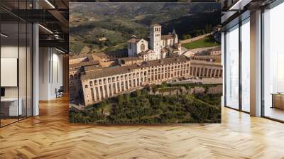 Basílica de San Francisco de Asís en la ciudad de Asís Italia rodeada de naturaleza y montañas llenas de árboles hermosa arquitectura  Wall mural