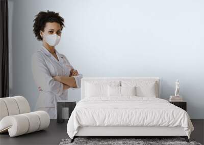 Healthcare, medical: Portrait doctor in wearing FFP2 face mask during Coronavirus Covid-19 infection pandemic isolated over grey color background Wall mural