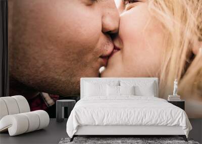 couple in love kisses Wall mural