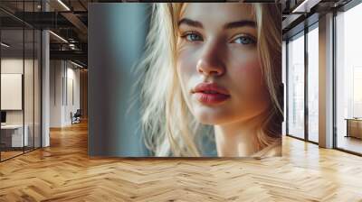 Le portrait d'une jeune femme blonde magnifique Wall mural