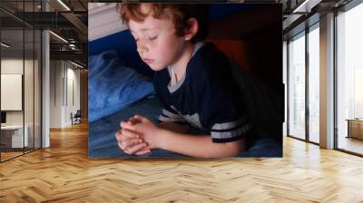 young boy praying Wall mural