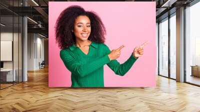 Photo portrait of attractive young woman point empty space dressed stylish green clothes isolated on pink color background Wall mural