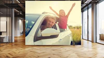 Familie fährt in Urlaub mit dem Auto Wall mural