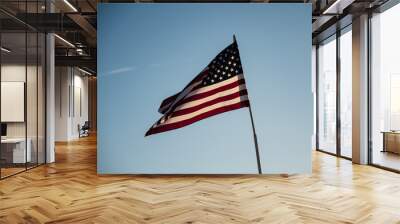 Amerikanische Flagge vor blauem Himmel Wall mural