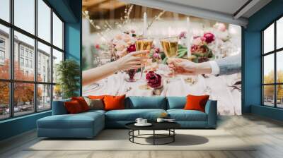  wine glasses in hand Wall mural