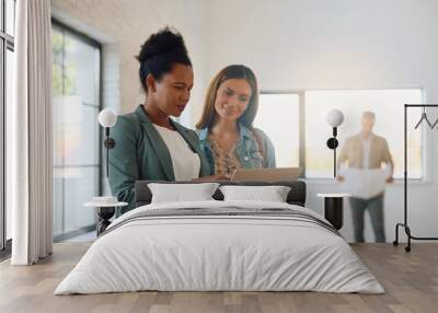 Black real estate agent using laptop while showing her buyers  new house. Wall mural