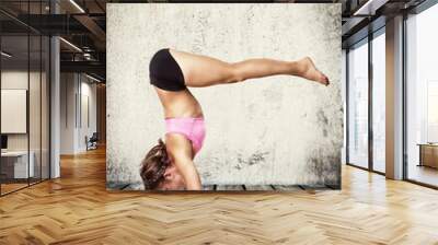 halber Handstand Wall mural