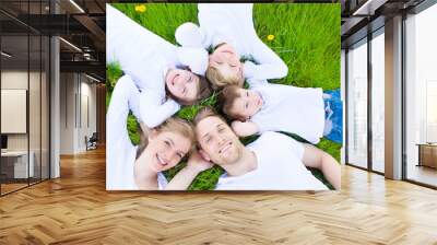 familie mit 3 kindern Wall mural