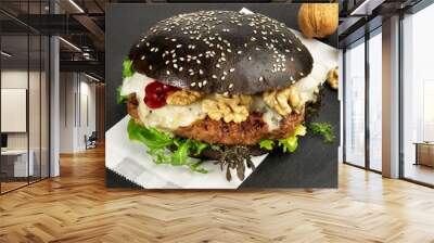 Hamburger – Black Burger - mit Gorgonzola und Birne Wall mural