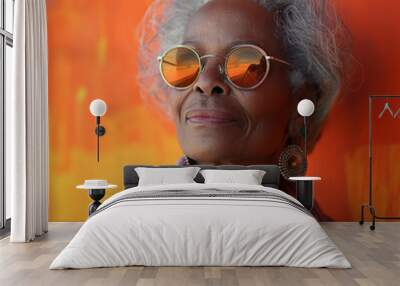 Schwarze Seniorin mit Sonnenbrille Wall mural