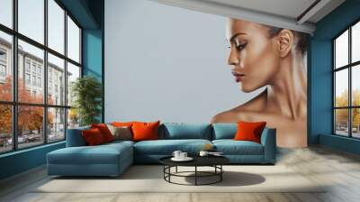 woman looking sideways over gray background Wall mural