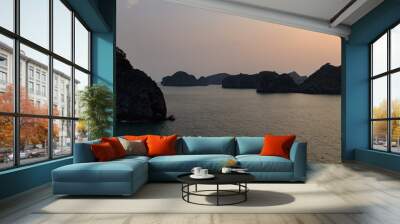 Vue sur la baie d'Ha Long au coucher de Soleil Wall mural