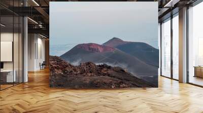 Escursionisti esplorano il deserto roccioso dell'Etna Wall mural