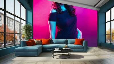 chica en estudio con colores vivos modelando luces gel  Wall mural