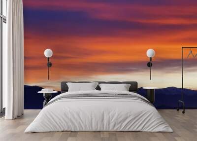 Nuvole rosse al tramonto sulla cime delle montagne Wall mural