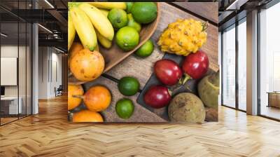 Variedad de Frutas exóticas del trópico sobre fondo de madera natural - toma de estudio desde arriba - luz natural Wall mural