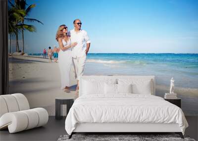 Couple walking on the beach Wall mural